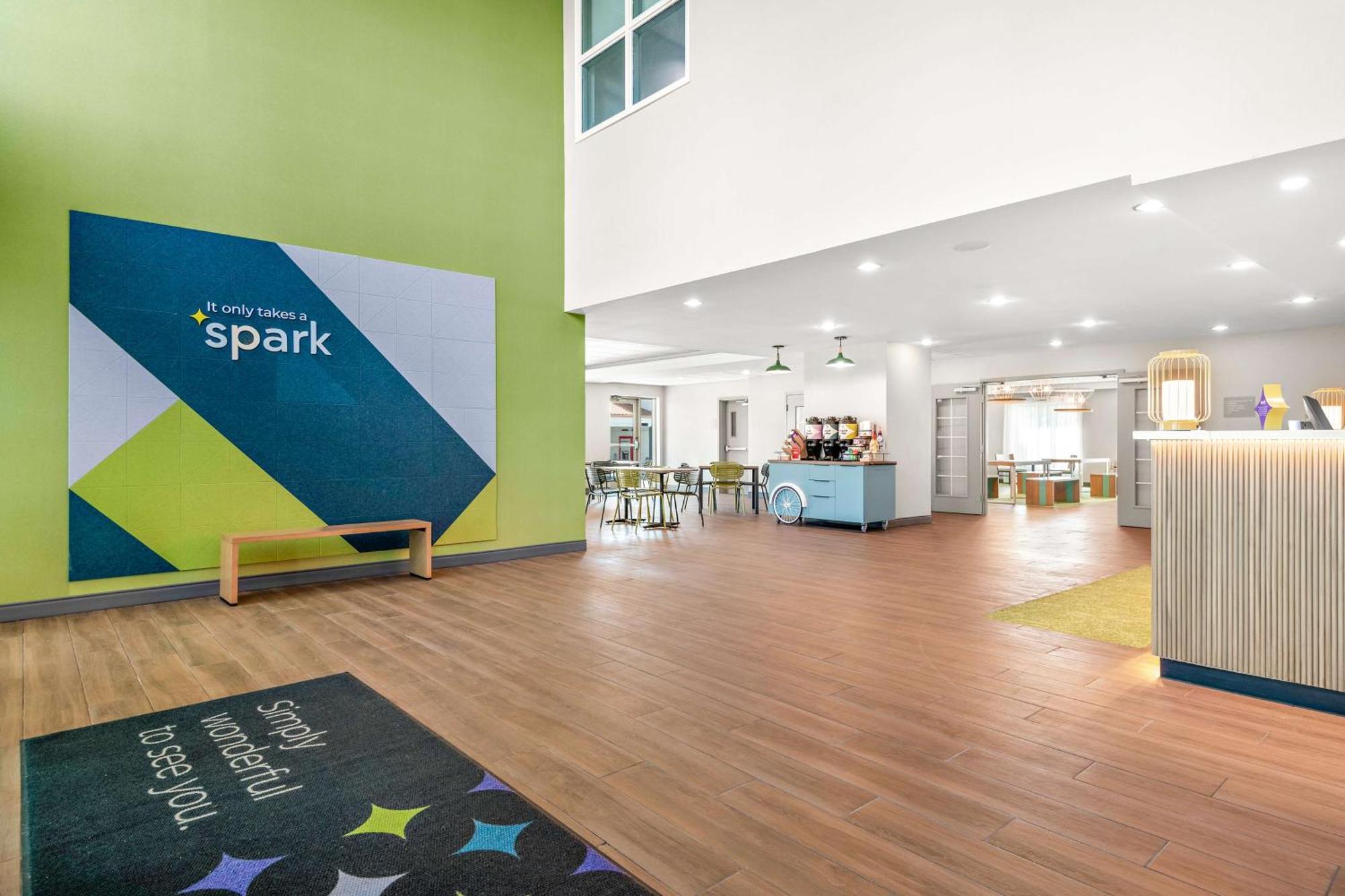 Spark By Hilton Exton Exteriör bild